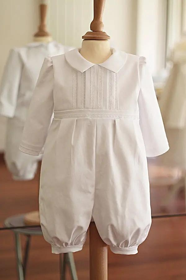 Barboteuse baptême bébé garçon Léo en coton blanc et dentelle de coton. Création française Fil de Légende. Disponible en ligne et en boutique à Paris, Neuilly-sur-Seine.