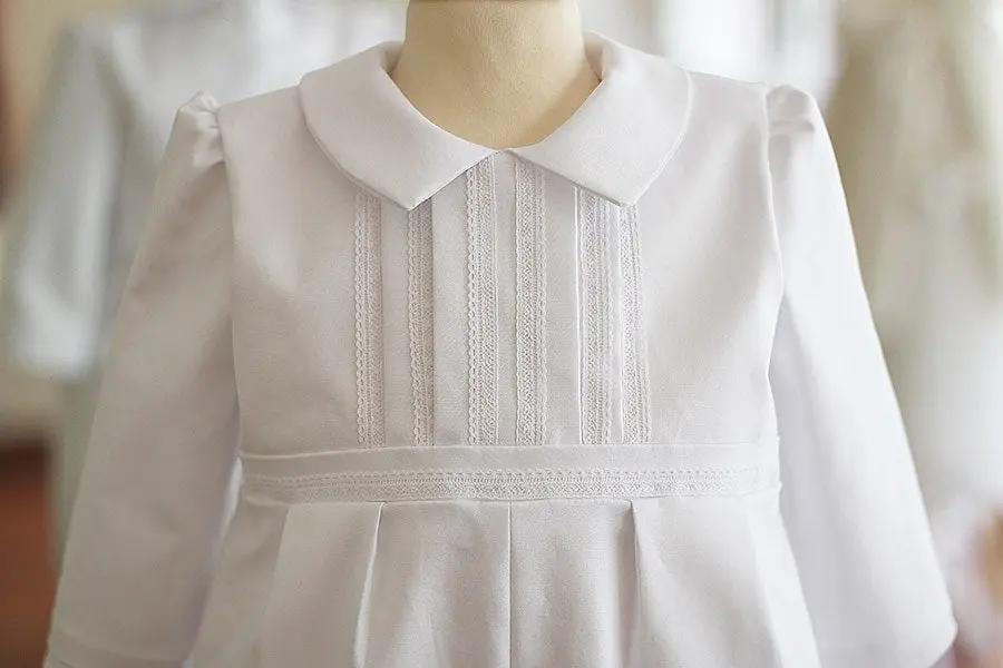 Barboteuse baptême bébé garçon Léo en coton blanc et dentelle de coton. Création française Fil de Légende. Photo des détails du corsage.