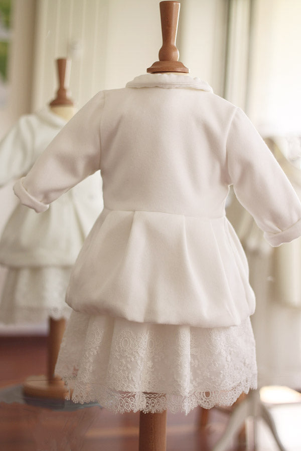 Cape de baptême automne hiver pour fille ou garçon en Mouflon blanc cassé doublé polaire. Fermeture avec boutons. Création française Fil de Légende.  Photo du dos du manteau.