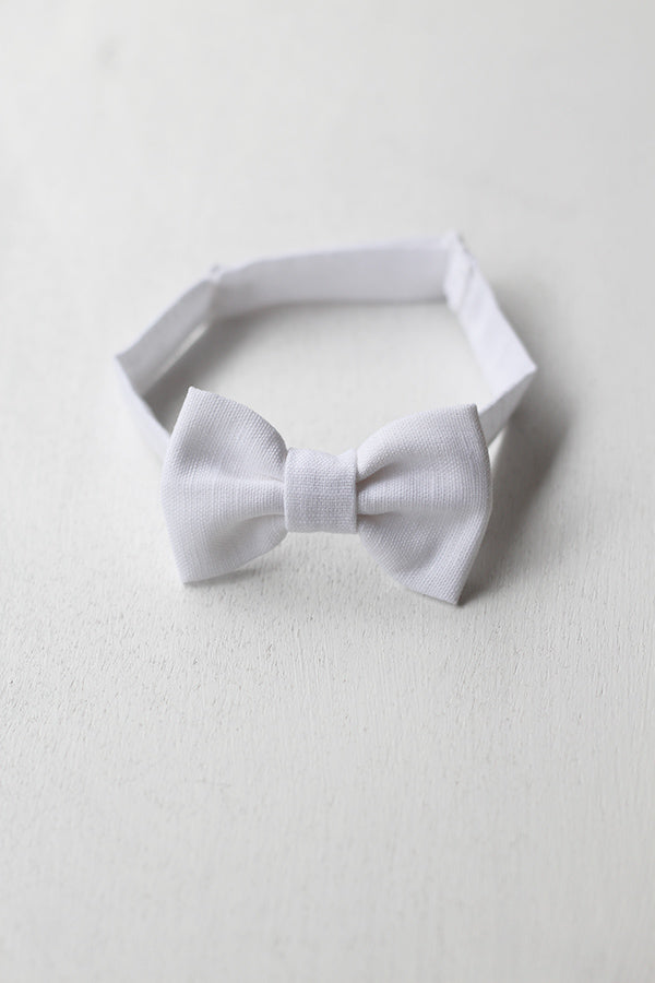 Nœud papillon pour bébé garçon en lin blanc. Idéal pour baptême ou cérémonie. Boutique Fil de Légende à Paris, Neuilly-sur-Seine.