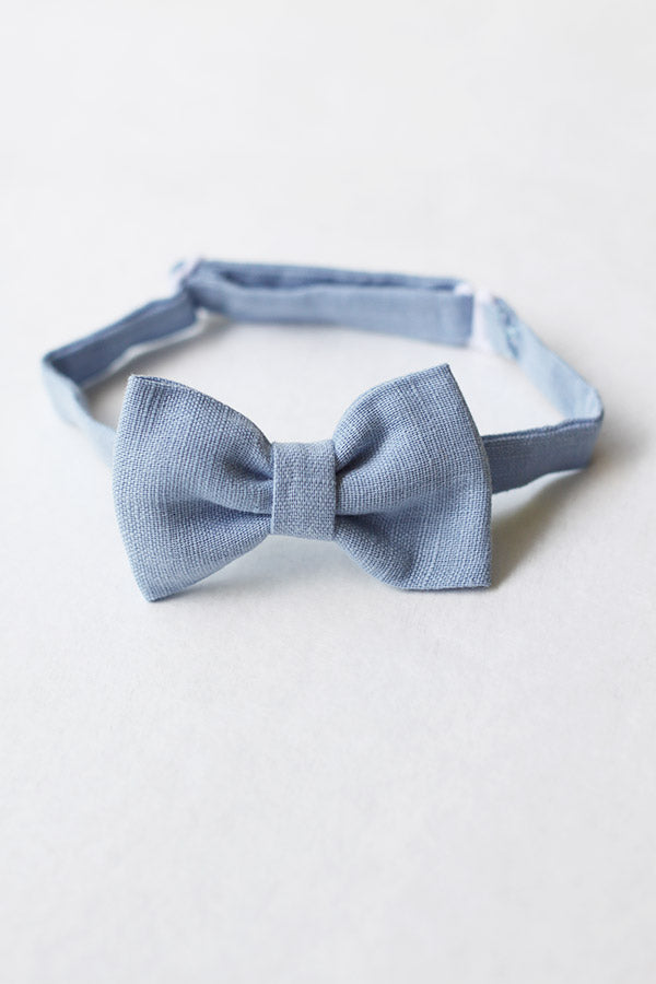 Nœud papillon pour petit garçon en lin bleu ciel. Idéal pour baptême ou cérémonie. Boutique Fil de Légende à Paris, Neuilly-sur-Seine.