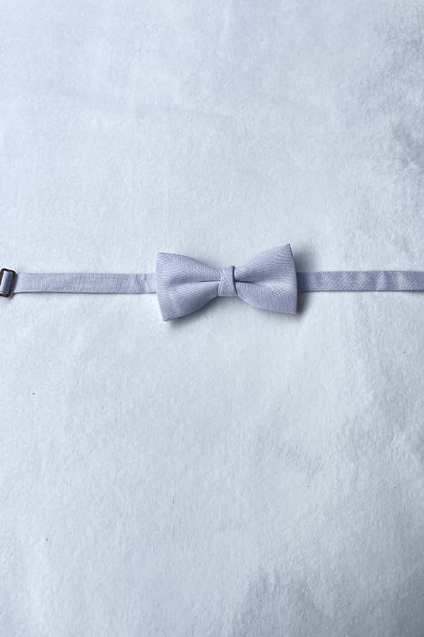 Nœud papillon pour petit garçon en coton gris perle. Idéal à porter pour une cérémonie. Photo du nœud papillon à plat.