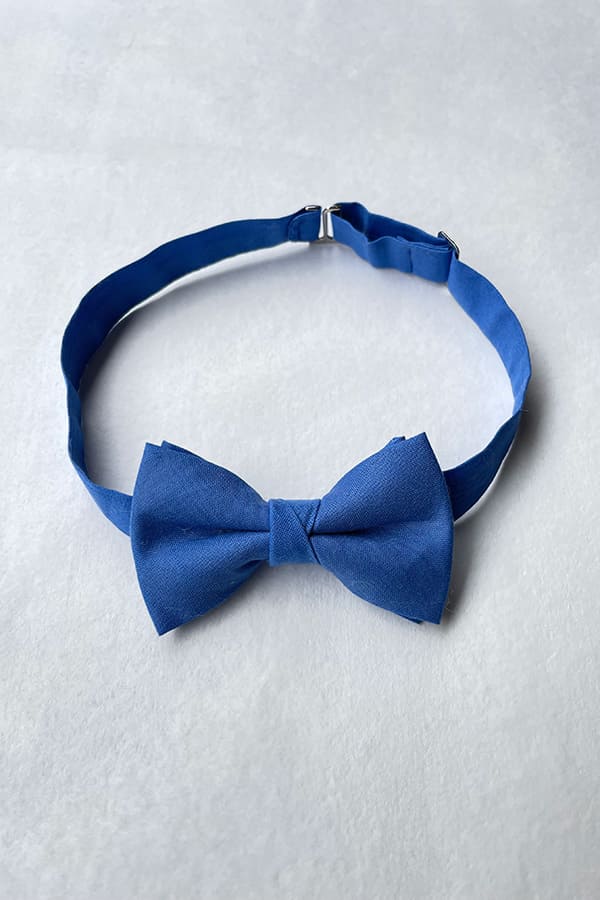 Nœud papillon en coton bleu roi pour petits garçons. Boutique vêtements de cérémonie pour enfants Fil de Légende à Paris, Neuilly-sur-Seine.