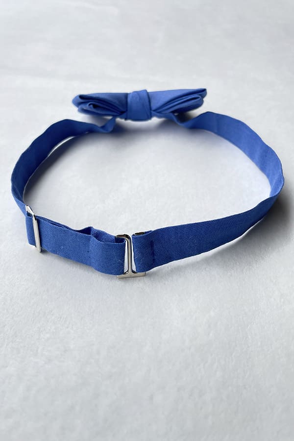 Nœud papillon en coton bleu roi pour petits garçons. Photo de l'arrière du nœud.