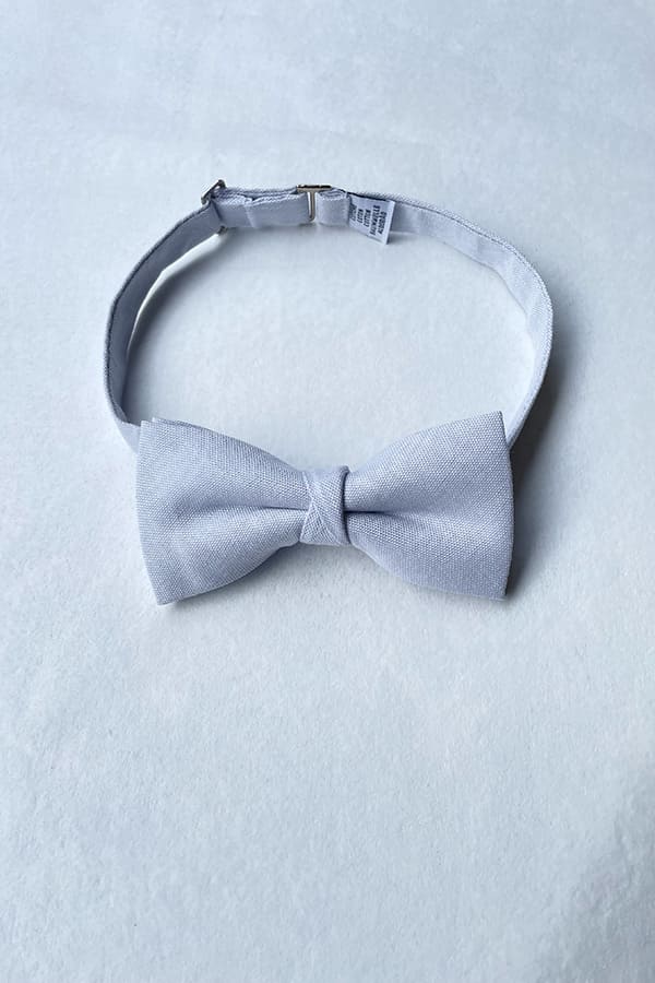 Noeud papillon pour petit garçon en coton gris perle. Idéal à porter pour une cérémonie. Boutique vêtements cérémonie enfants Paris, Neuilly-sur-Seine. 