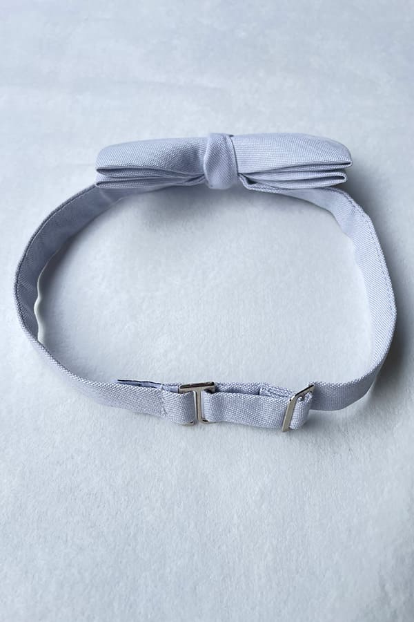 Nœud papillon pour petit garçon en coton gris perle. Idéal à porter pour une cérémonie. Photo de l'arrière du nœud papillon.