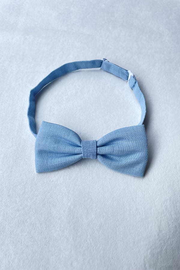 Nœud papillon pour petit garçon en lin bleu ciel. Idéal pour baptême ou cérémonie. Photo du nœud taille enfant.