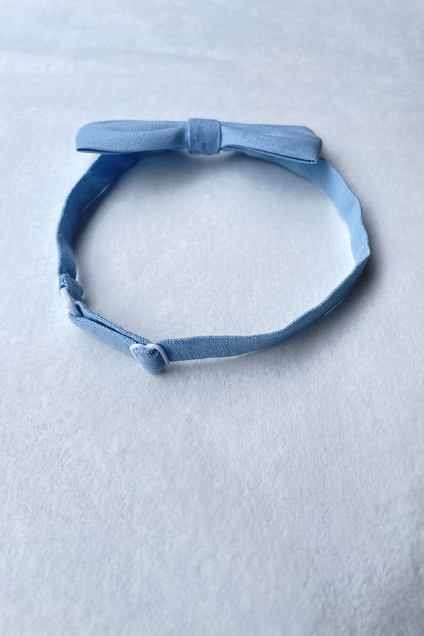 Nœud papillon pour petit garçon en lin bleu ciel. Idéal pour baptême ou cérémonie. Photo du dos du nœud.