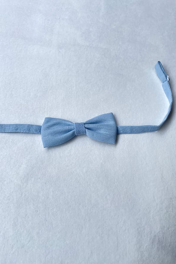 Nœud papillon pour petit garçon en lin bleu ciel. Idéal pour baptême ou cérémonie. Photo du nœud à plat.