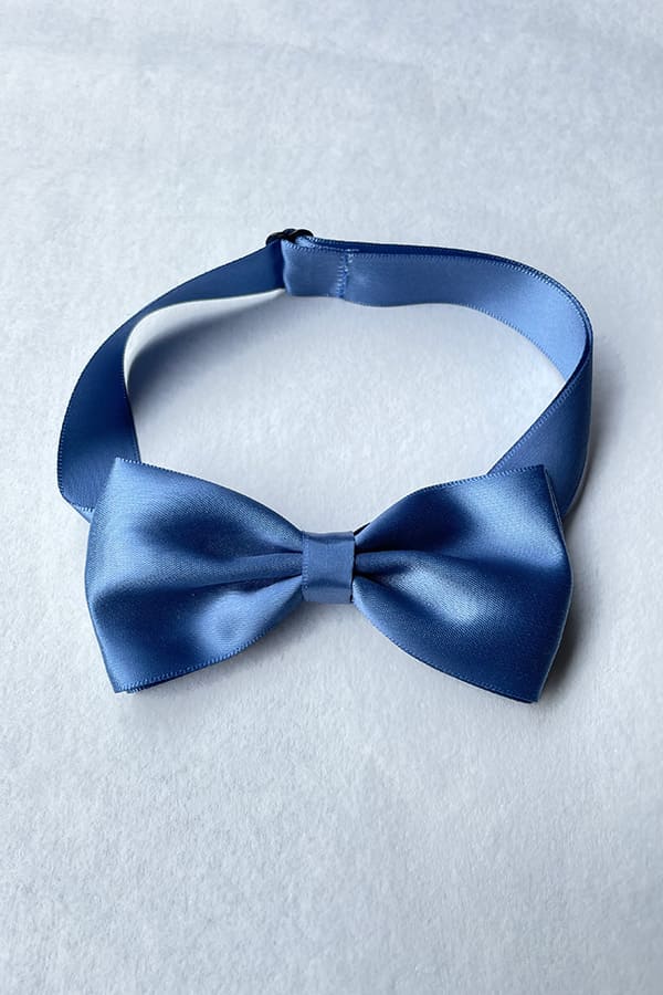 Noeud papillon cérémonie pour petits garçons en satin bleu ciel. idéal pour enfants d'honneur lors d'un mariage ou pour toute autre cérémonie. Boutique Fil de Légende Paris, Neuilly-sur-Seine.
