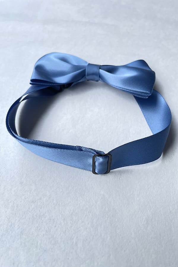 Noeud papillon cérémonie pour petits garçons en satin bleu ciel. idéal pour enfants d'honneur lors d'un mariage ou pour toute autre cérémonie. Photo du noeud papillon vu de dos.
