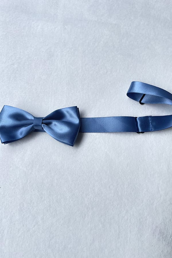 Noeud papillon cérémonie pour petits garçons en satin bleu ciel. idéal pour enfants d'honneur lors d'un mariage ou pour toute autre cérémonie. Photo du noeud papillon à plat.
