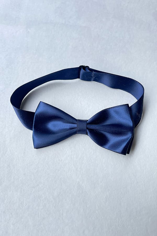 Nœud papillon en satin bleu roi pour petits garçons. Idéal à porter pour une cérémonie. Boutique vêtements cérémonie enfants Fil de Légende à Paris, Neuilly-sur-Seine.