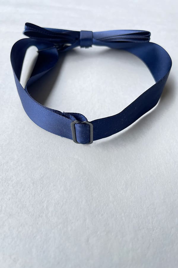 Nœud papillon en satin bleu roi pour petits garçons. Idéal à porter pour une cérémonie. Photo de l'arrière du nœud papillon.