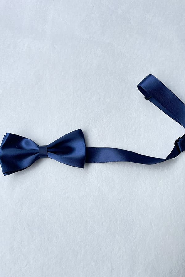 Nœud papillon en satin bleu roi pour petits garçons. Idéal à porter pour une cérémonie. Photo du nœud papillon à plat.