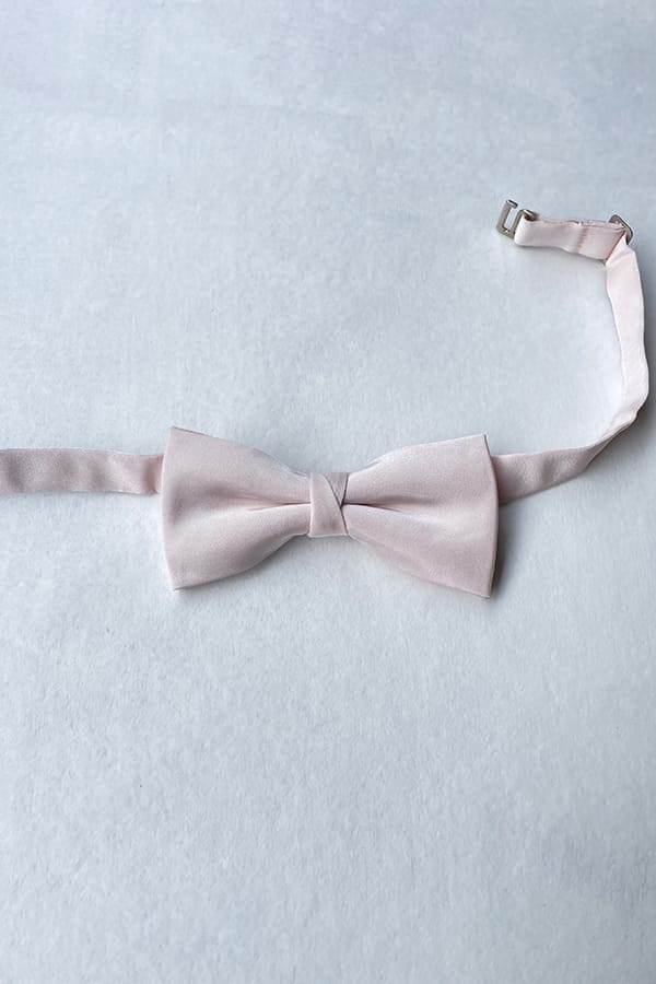 Nœud papillon pour petit garçon en taffetas rose poudré. Idéal pour cérémonies. Photo du nœud à plat.