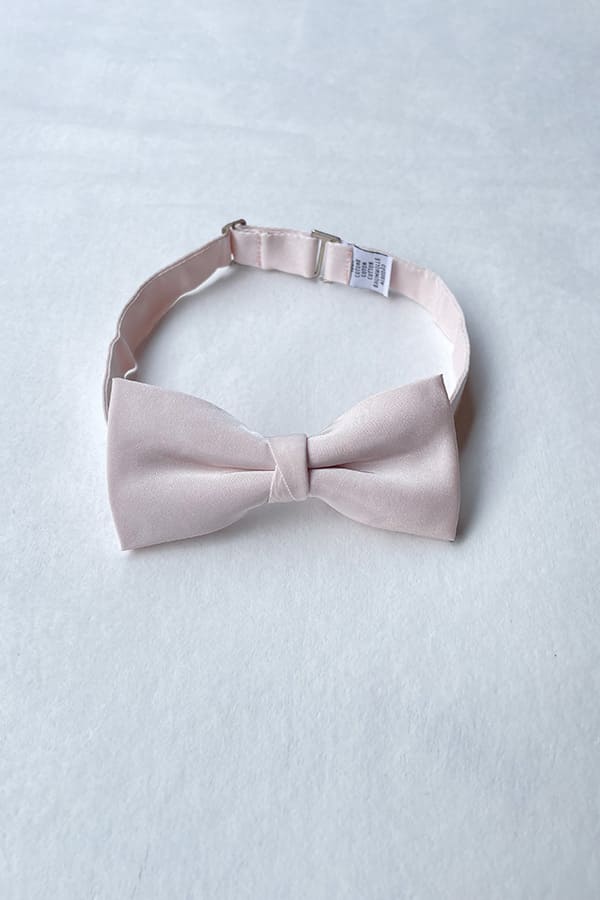 Nœud papillon pour petit garçon en taffetas rose poudré. Idéal pour cérémonies. Boutique Fil de Légende à Paris, Neuilly-sur-Seine.