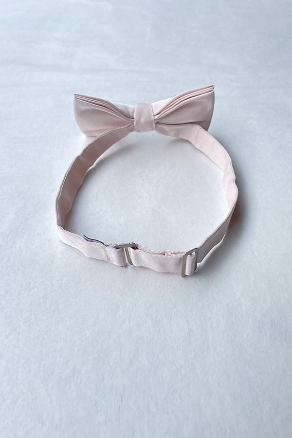 Nœud papillon pour petit garçon en taffetas rose poudré. Idéal pour cérémonies. Photo de l'arrière du nœud.