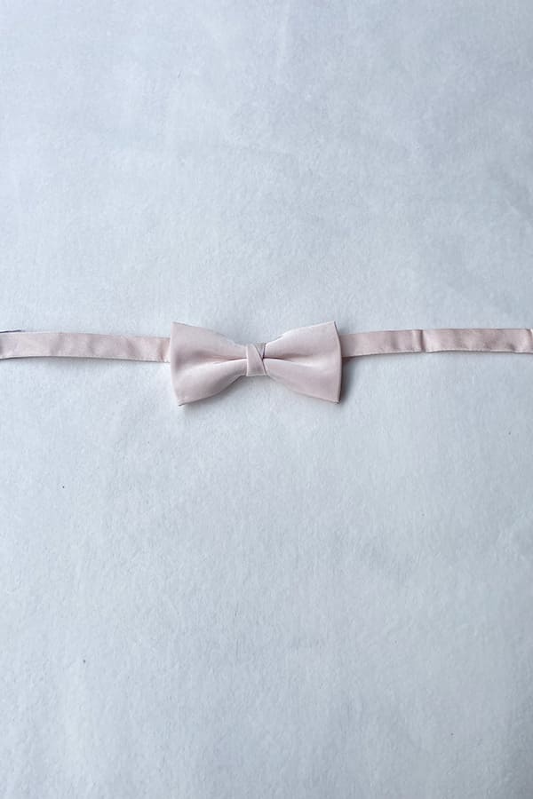 Nœud papillon pour petit garçon en taffetas rose poudré. Idéal pour cérémonies. Photo du nœud allongé.