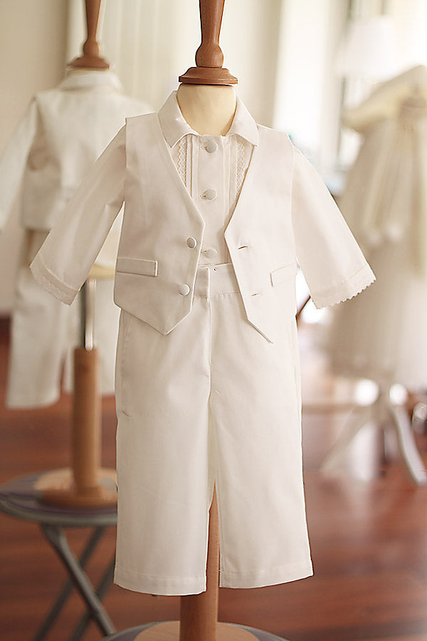 Pantalon cérémonie bébé garçon Oscar en coton blanc cassé. Création française Fil de Légende. Disponible en ligne ou en boutique à Paris, Neuilly-sur-Seine.