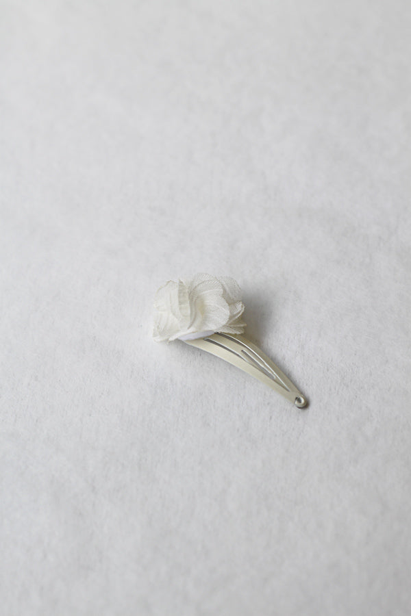 Pince cheveux bébé fille avec fleur en tissu blanc cassé. Parfait pour sublimer la coiffure d'un enfant à l'occasion d'une cérémonie. Boutique Fil de Légende à Paris, Neuilly-sur-Seine.