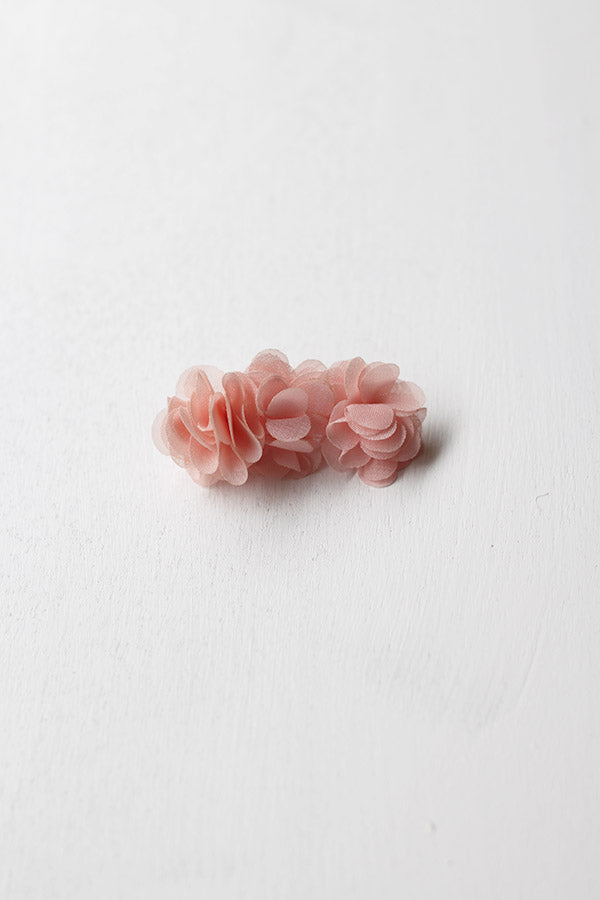 Pince cheveux fille avec trois fleurs en tissu rose. Parfait pour sublimer la coiffure d'une petite fille à l'occasion d'une cérémonie. Boutique Fil de Légende à Paris, Neuilly-sur-Seine.