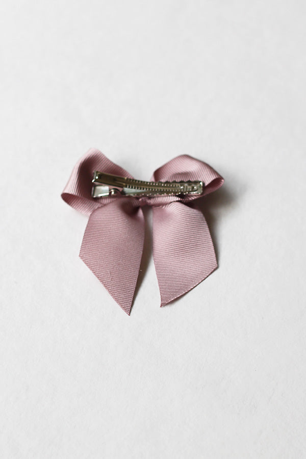 Pince cheveux noeud en gros grain de couleur vieux rose. Parfait pour sublimer une coiffure de petite fille à l'occasion d'une cérémonie. Photo du dos de la barrette.