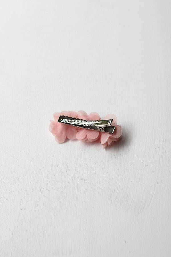 Pince cheveux fille avec trois fleurs en tissu rose. Parfait pour sublimer la coiffure d'une petite fille à l'occasion d'une cérémonie.