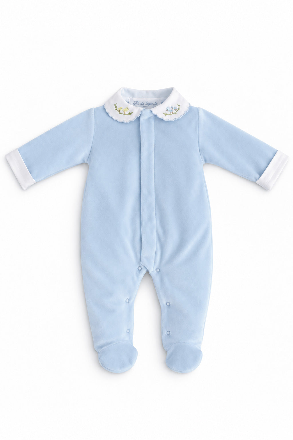 Pyjama bébé garçon Elio en velours de coton bleu ciel, avec col blanc festonné brodé de petits oiseaux, manches longues à revers blancs et pieds intégrés – Fil de Légende.