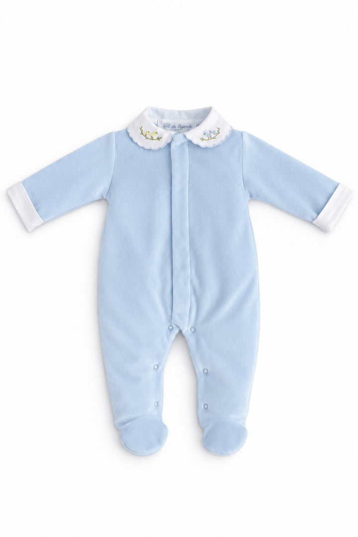 Pyjama bébé garçon Elio en velours de coton bleu ciel, avec col blanc festonné brodé de petits oiseaux, manches longues à revers blancs et pieds intégrés – Fil de Légende.