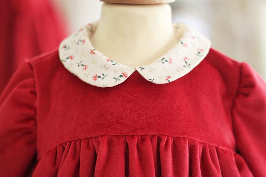 Robe de fête et cérémonie pour petite fille en tissu broché rose et or de fabrication française. Photo du col.