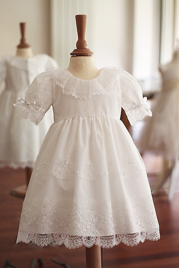 Robe de baptême pour bébé et petite fille en tulle brodé italien, doublée de coton, modèle été à manches courtes. Création Fil de Légende, boutique showroom à Paris – Neuilly-sur-Seine.