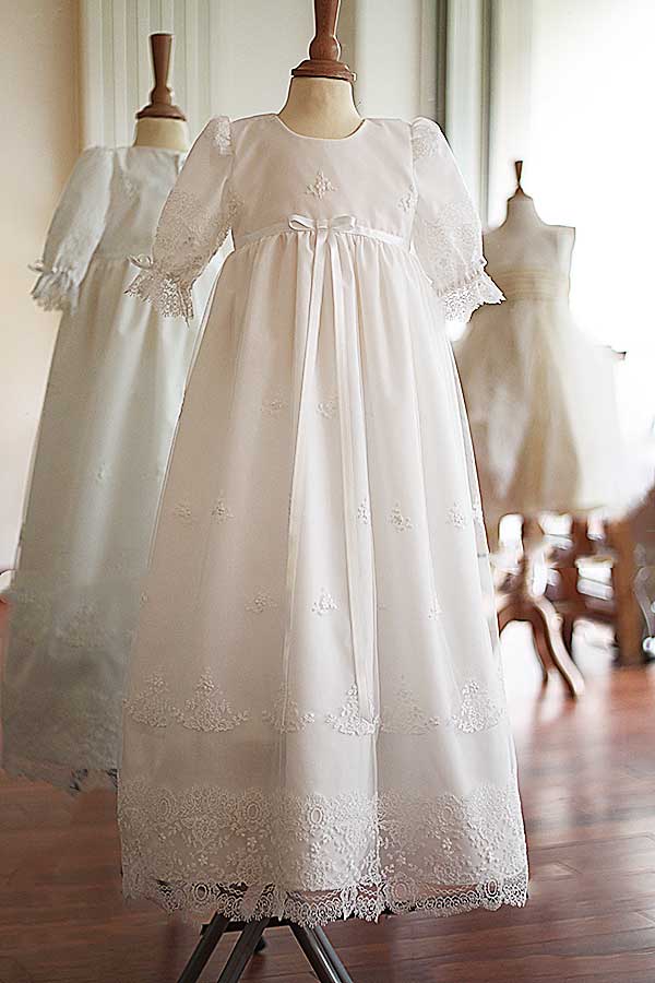 Robe de baptême traditionnelle bébé fille en tulle souple brodé italien et dentelle doublée coton. Modèle manches longues. Création française Fil de Légende. Disponible en ligne et en boutique showroom Paris, Neuilly-sur-Seine.