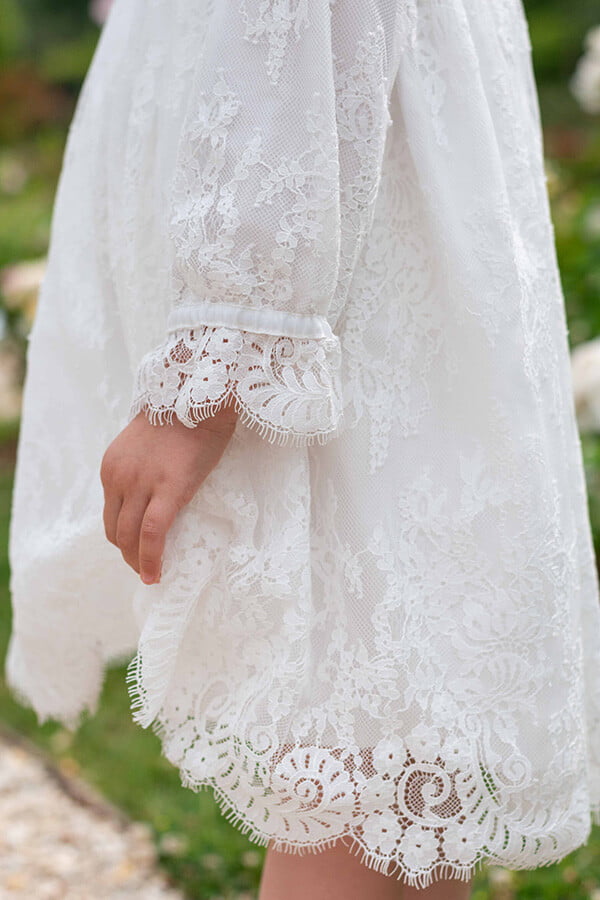 Robe de baptême ou de cérémonie pour bébé et petite fille en dentelle italienne, doublée de coton, modèle printemps à manches longues. Création Fil de Légende. Photo de la manche.