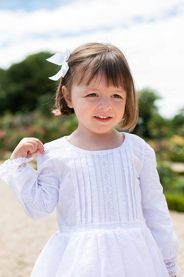 Robe de baptême et de cérémonie pour bébé fille, en broderie anglaise blanche et dentelle de Calais. Robe de baptême haut de gamme, création française Fil de Légende. Photo des détails du corsage.