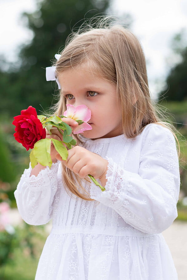 Robe de baptême et de cérémonie pour bébé fille, en broderie anglaise blanche et dentelle de Calais. Robe de baptême haut de gamme, création française Fil de Légende. Photo du corsage.