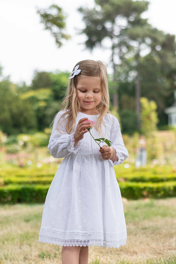 Robe de baptême et de cérémonie pour bébé fille, en broderie anglaise blanche et dentelle de Calais. Robe de baptême haut de gamme, création française Fil de Légende. Photo de la robe vue de face.