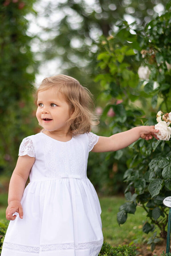 Robe de baptême pour bébé fille en coton blanc et dentelle de Calais, modèle été à manches courtes. Création française Fil de Légende. Photo du corsage.
