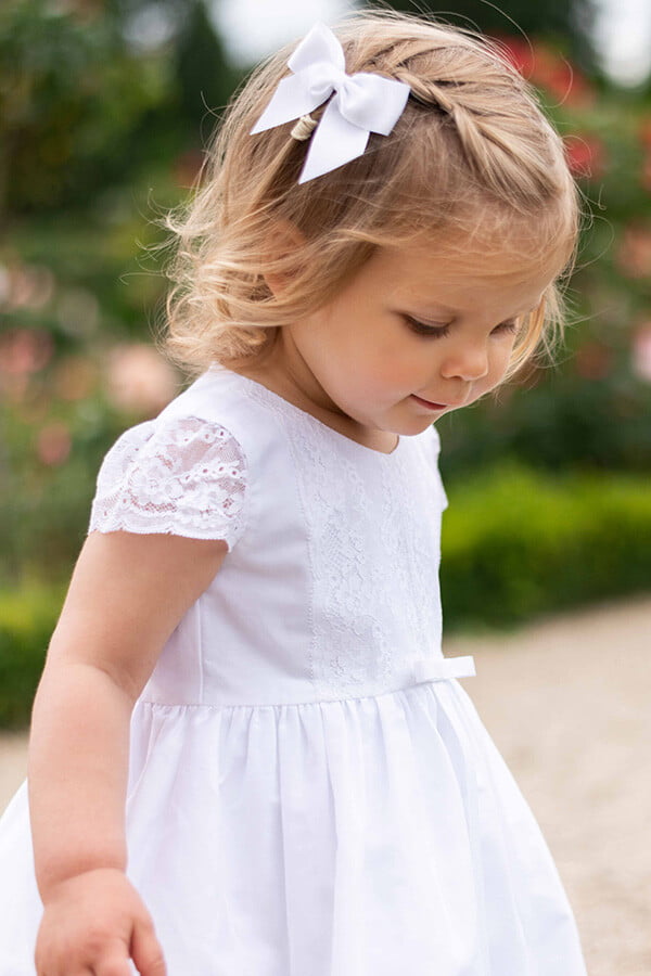 Robe de baptême pour bébé fille en coton blanc et dentelle de Calais, modèle été à manches courtes. Création française Fil de Légende. Photo des manches.