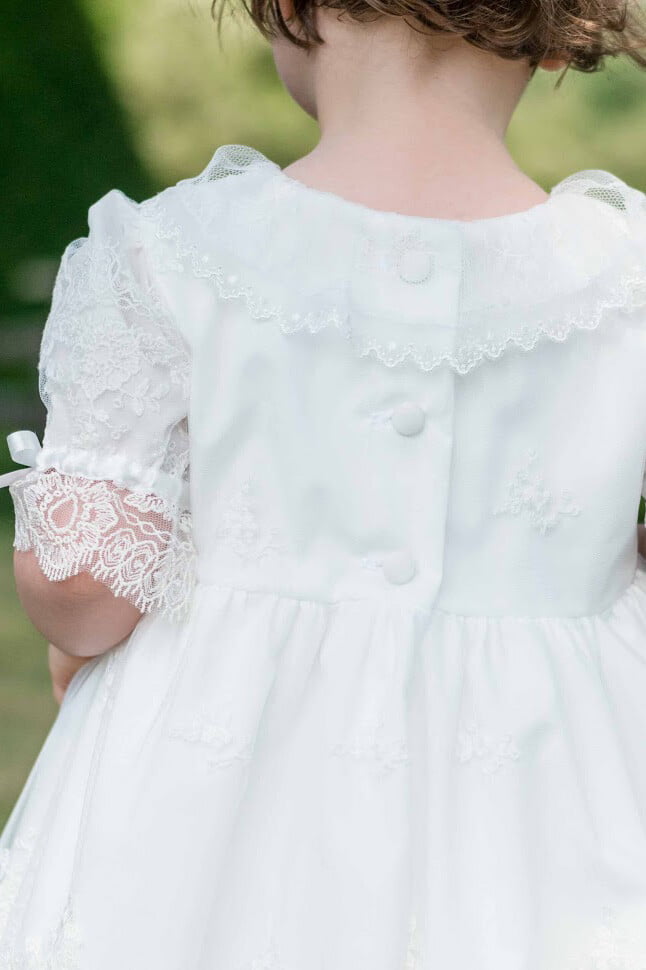 Robe de baptême pour bébé et petite fille en tulle brodé italien, doublée de coton, modèle été à manches courtes. Création Fil de Légende. Vue de dos.