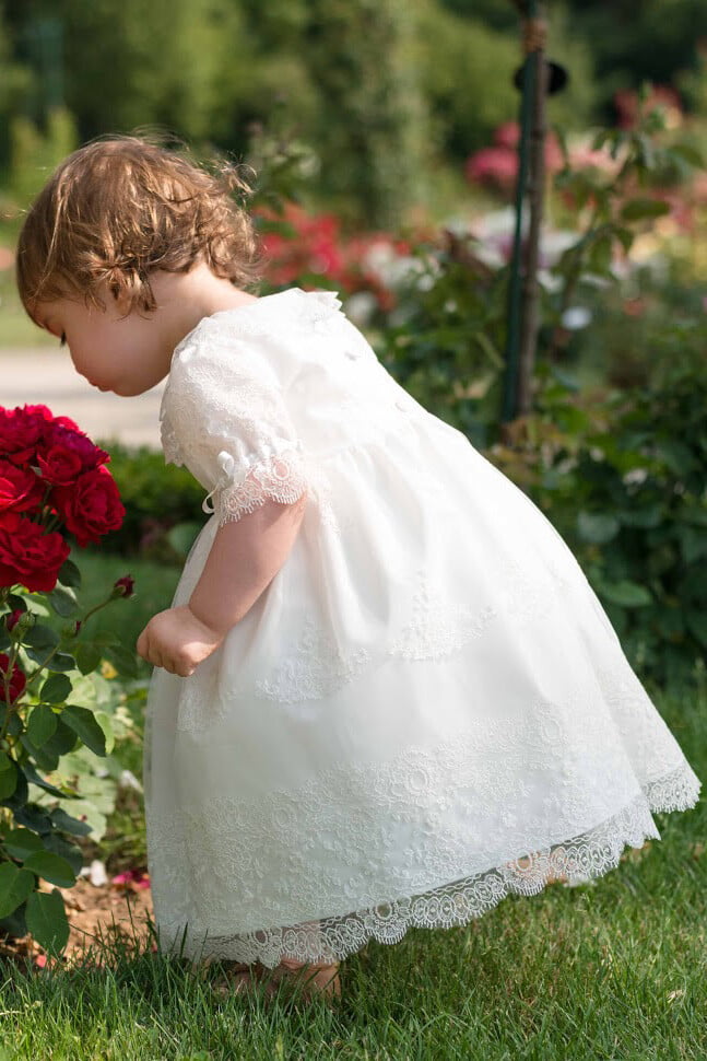 Robe de baptême pour bébé et petite fille en tulle brodé italien, doublée de coton, modèle été à manches courtes. Création Fil de Légende. Vue de côté.