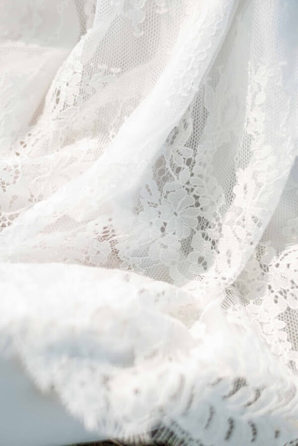 Robe de baptême ou de cérémonie pour bébé et petite fille en dentelle italienne, doublée de coton, modèle printemps à manches longues. Création Fil de Légende. Photo de la dentelle.