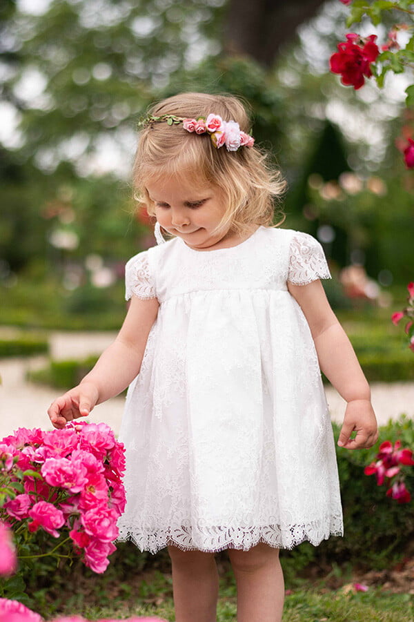 Robe de baptême ou de cérémonie pour bébé et petite fille en dentelle italienne, doublée de coton, modèle été à manches courtes. Création Fil de Légende. Photo de la robe vue de face.