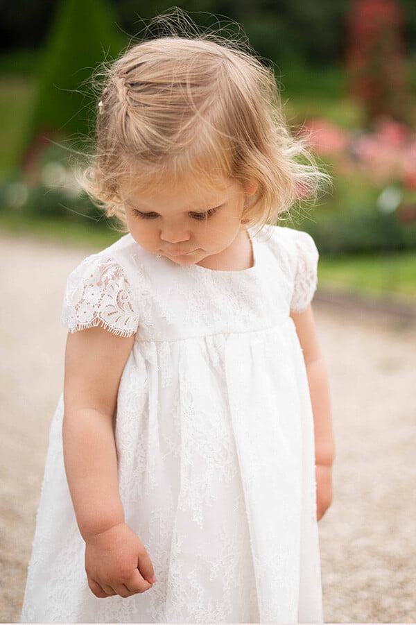 Robe de baptême ou de cérémonie pour bébé et petite fille en dentelle italienne, doublée de coton, modèle été à manches courtes. Création Fil de Légende. Photo du gros plan des manches.