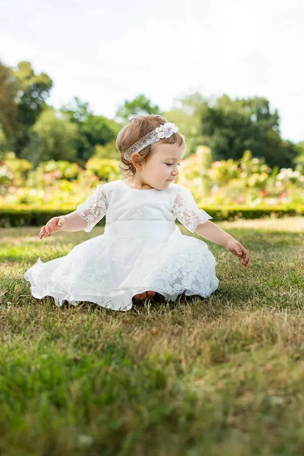 Robe de baptême fille et tenue de cérémonie pour bébé en tulle brodé italien, doublée satin. Création française Fil de Légende, confection haut de gamme. Vue de face.