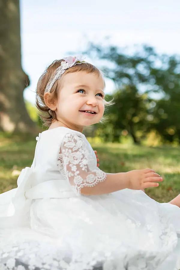 Robe de baptême fille et tenue de cérémonie pour bébé en tulle brodé italien, doublée satin. Création française Fil de Légende, confection haut de gamme. Vue de côté.