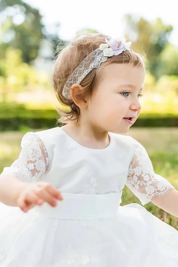 Robe de baptême fille et tenue de cérémonie pour bébé en tulle brodé italien, doublée satin. Création française Fil de Légende, confection haut de gamme. Gros plan du corsage.