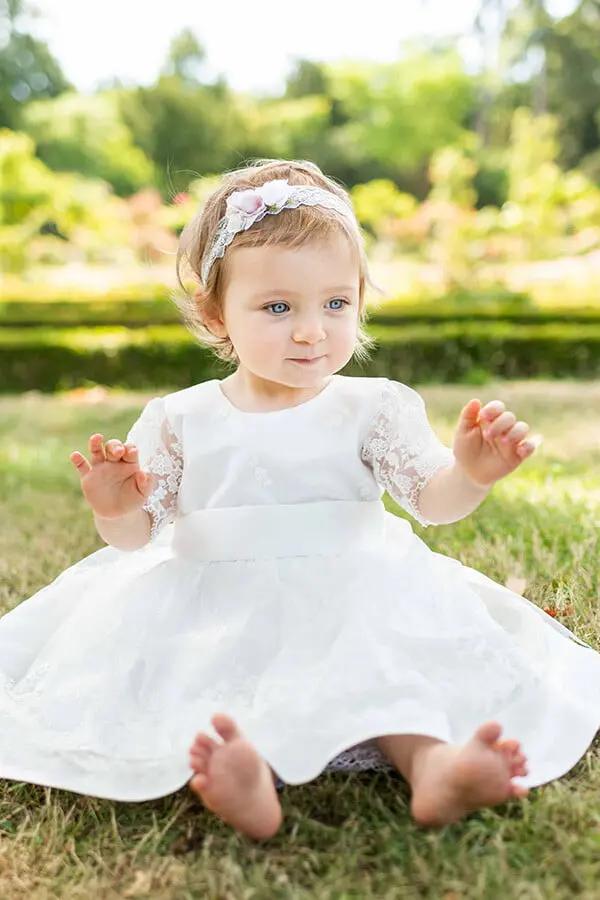Robe de baptême fille et tenue de cérémonie pour bébé en tulle brodé italien, doublée satin. Création française Fil de Légende, confection haut de gamme. Robe portée avec un bandeau cheveux.