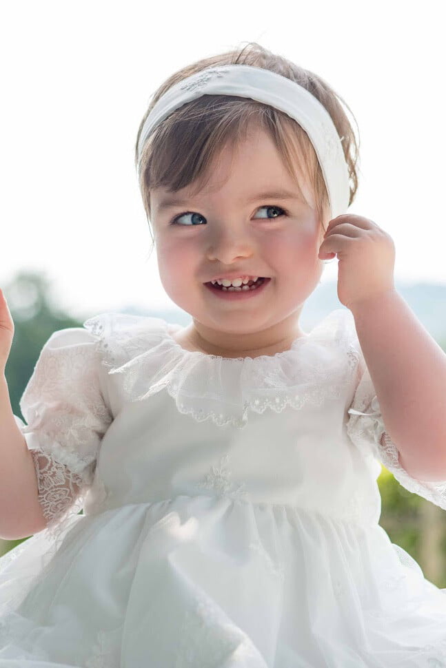 Robe de baptême pour bébé et petite fille en tulle brodé italien, doublée de coton, modèle été à manches courtes. Création Fil de Légende. Vue de face.