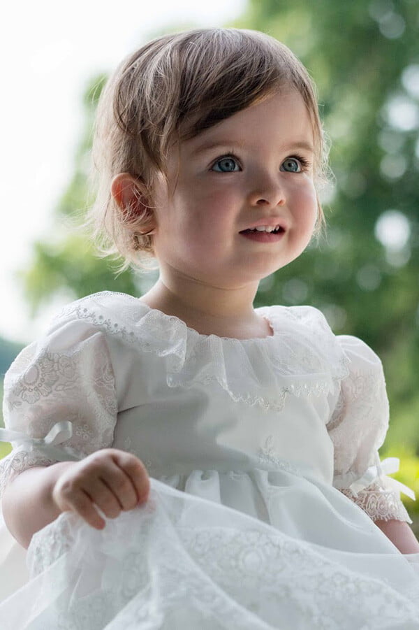Robe de baptême pour bébé et petite fille en tulle brodé italien, doublée de coton, modèle été à manches courtes. Création Fil de Légende. Gros plan corsage.